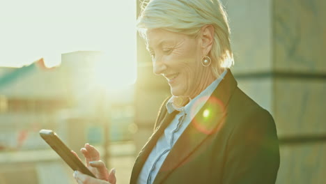 Teléfono,-Mujer-Mayor-Y-Ceo-Escribiendo-En-La-Ciudad