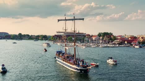 Vista-De-Drones-En-Un-Velero-Flotando-A-Lo-Largo-Del-Lago