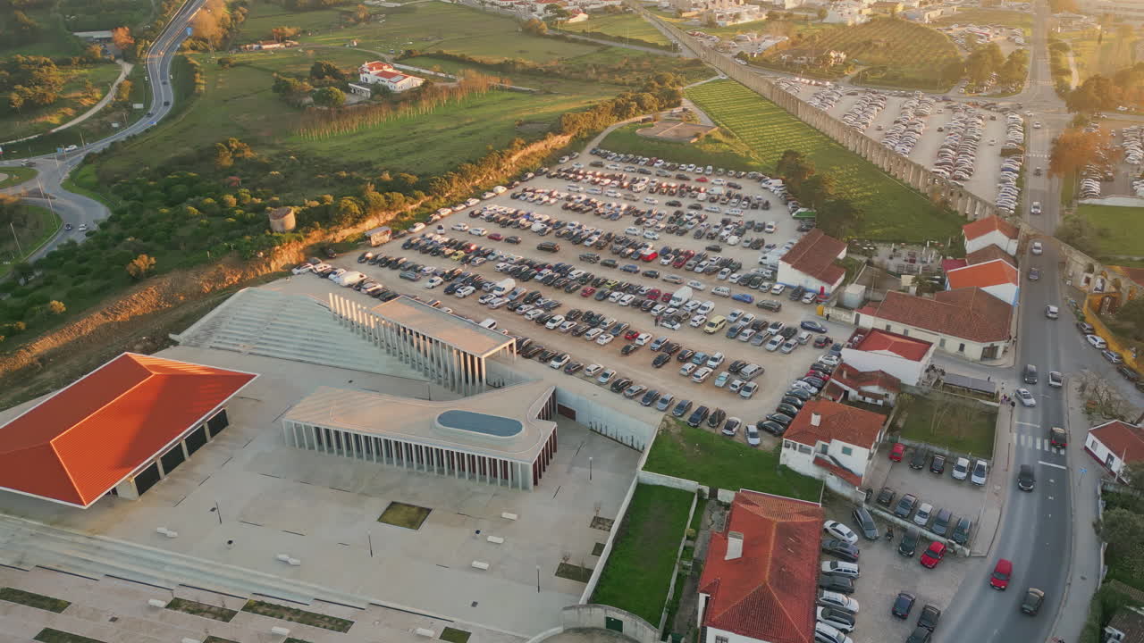 Estacionamento moderno aéreo com carros e veículos. Estrutura arquitetônica.