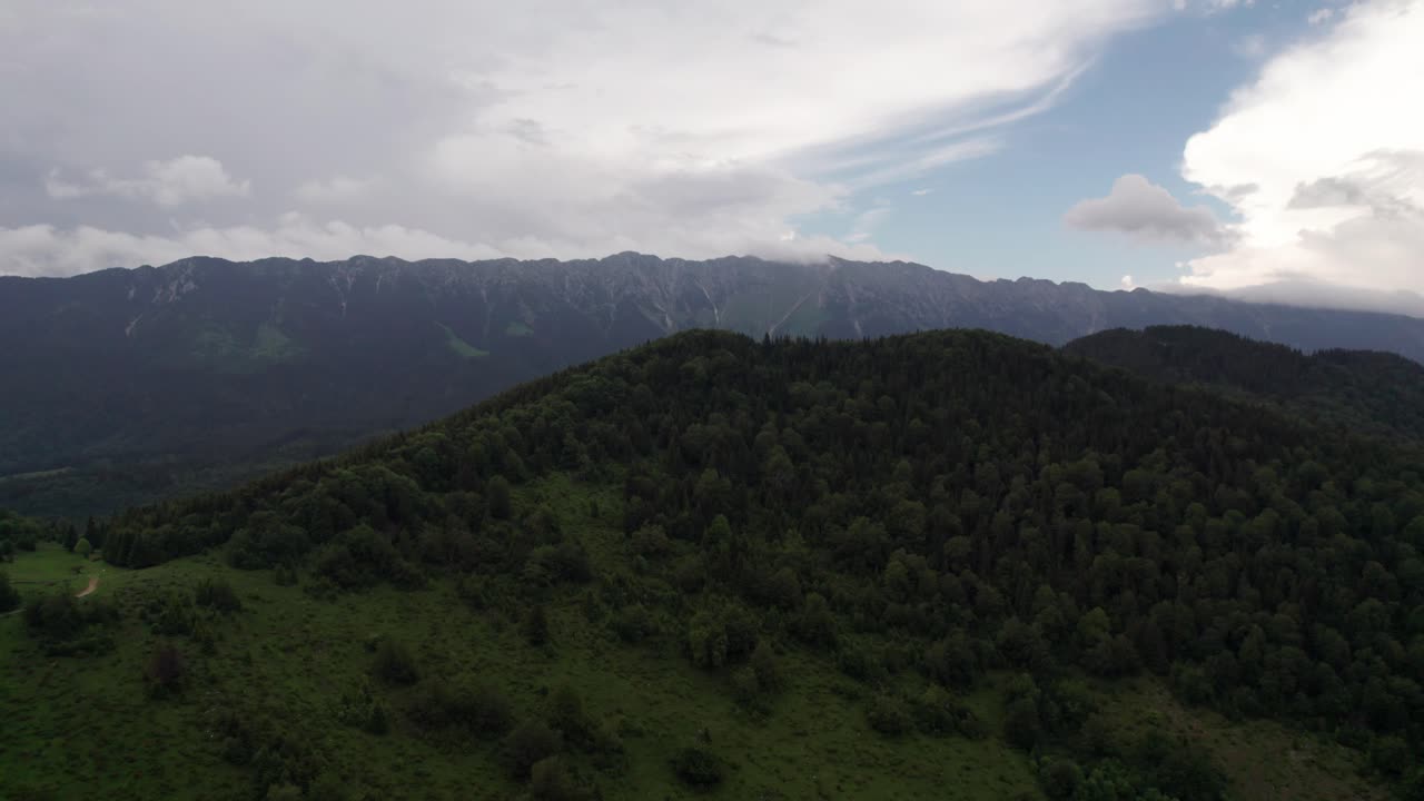 paisaje de montaña verde exuberante bajo un cielo nublado, vista aérea