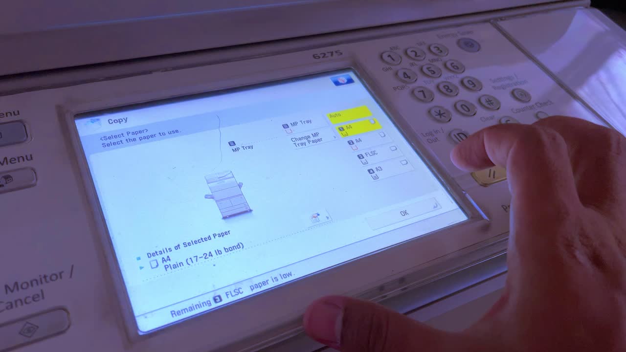 el dedo de la gente está tocando la pantalla para operar la máquina copiadora