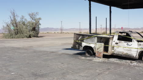 varios vehículos destruidos en la escena de la gran explosión de una gasolinera cerca de la autopista