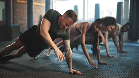 ejercicio, clase y gente en el gimnasio