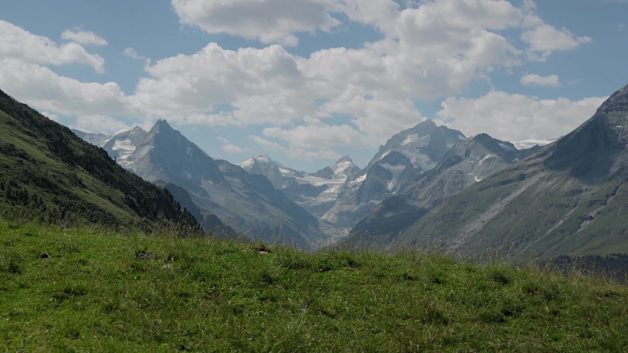 Pemandangan Pegunungan Alpen Swiss yang menakjubkan dengan punggung gunung dramatis mengelilingi desa Zinal