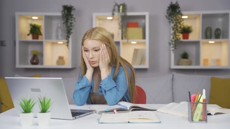 estudiante con malos resultados en los exámenes.