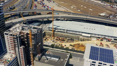 vista aérea del sitio de construcción de un proyecto de desarrollo urbano con autopista y terminal de contenedores