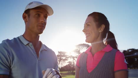 Glückliches-Paar,-Das-Beim-Golfspielen-Miteinander-Interagiert
