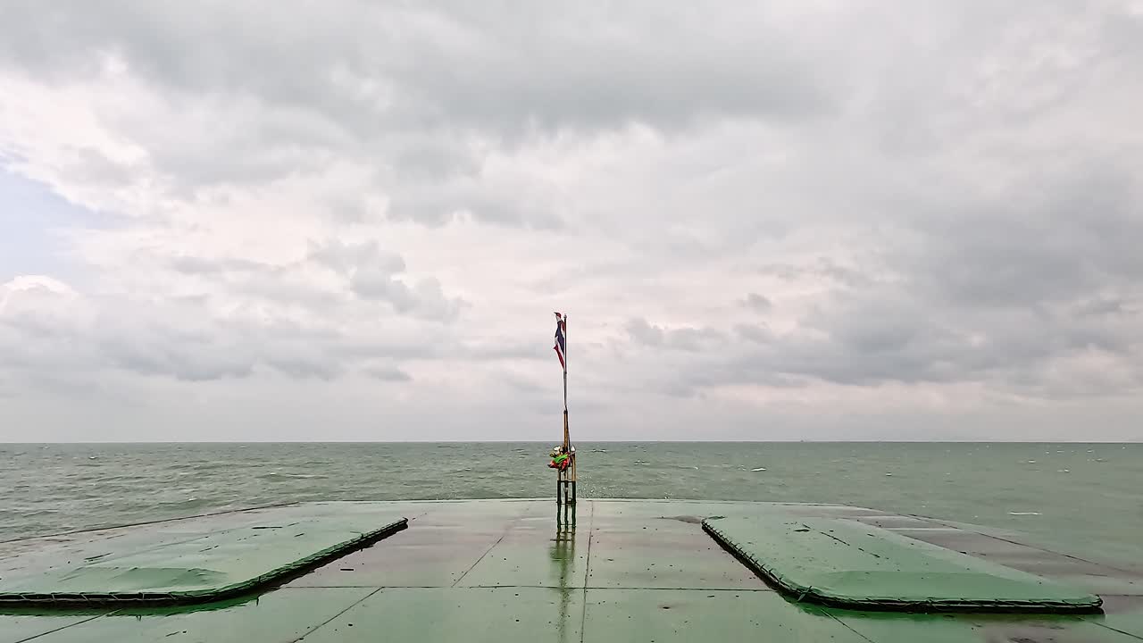 구름과 바람이 불는 날 페리 갑판