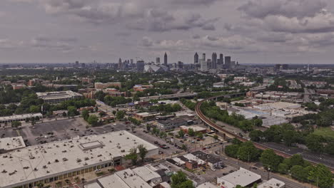 Atlanta-Georgia-Antena-V931-Drone-Sobrevuelo-Del-Extremo-Oeste-Y-El-Parque-Adair-Hacia-Castleberry-Hill-Capturando-El-Tráfico-De-La-Autopista-Y-El-Paisaje-Urbano-Del-Centro-De-La-Ciudad-En-El-Horizonte---Filmado-Con-Mavic-3-Pro-Cine---Mayo-De-2023