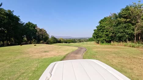 vista del campo de golf desde el carrito de golf