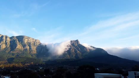 Nubes-Derramándose-Sobre-La-Cima-De-Una-Montaña