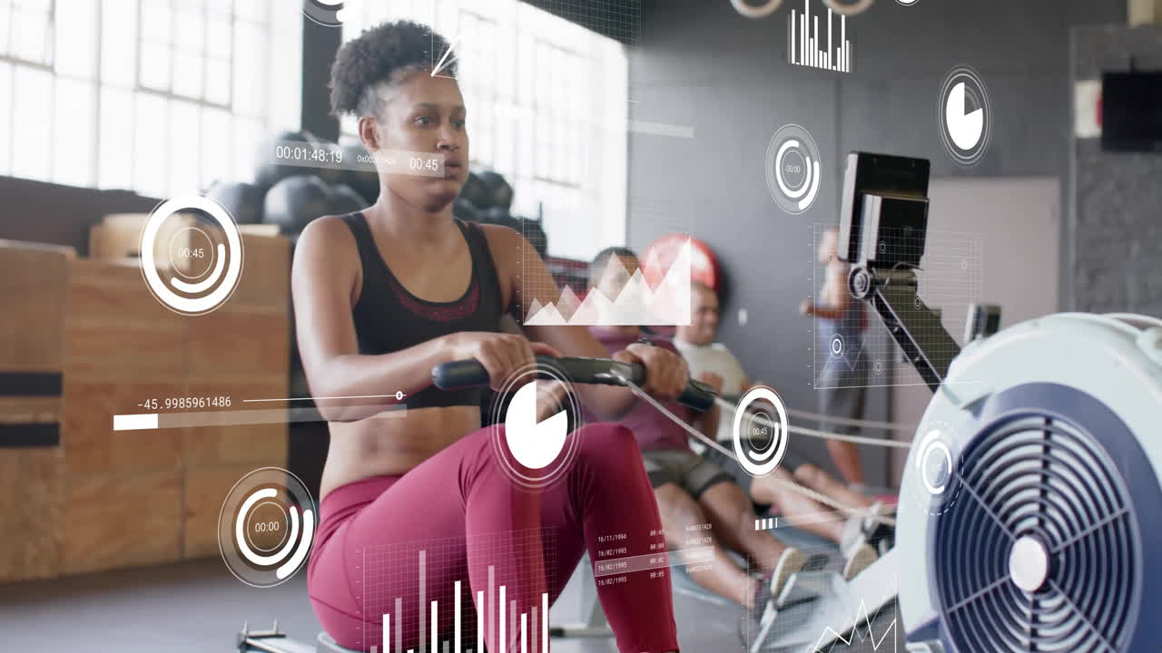 animación de procesamiento de datos y diagramas sobre diversas personas deportivas que utilizan máquinas de remo en el gimnasio