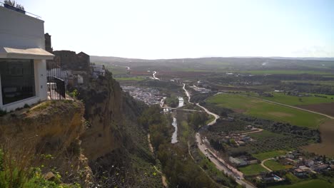 vista panorámica sobre el campo con río y vegetación