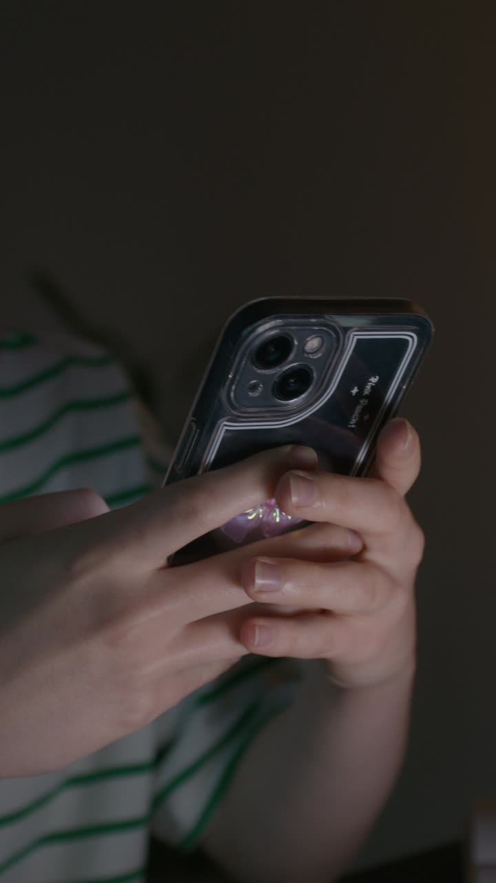 mujer usando teléfono inteligente por la noche