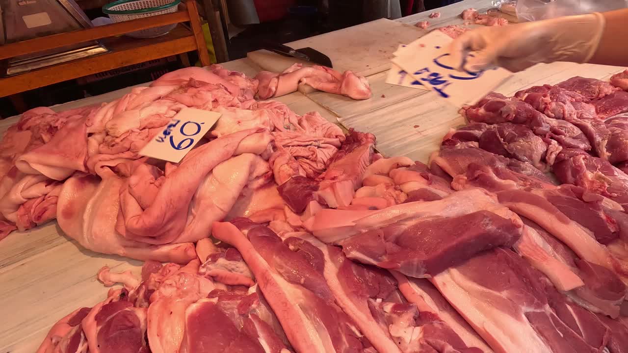 arreglar y cortar varias carnes en una mesa