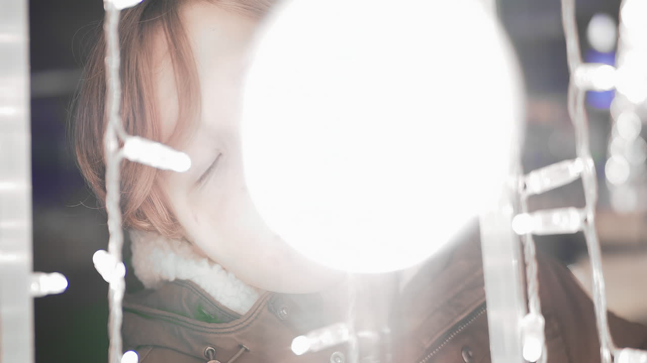 크리스마스 불빛을 바라보는 갈망적이고 꿈꾸는 아이