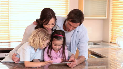 Familia-De-Pie-Mientras-Usa-Una-Tableta