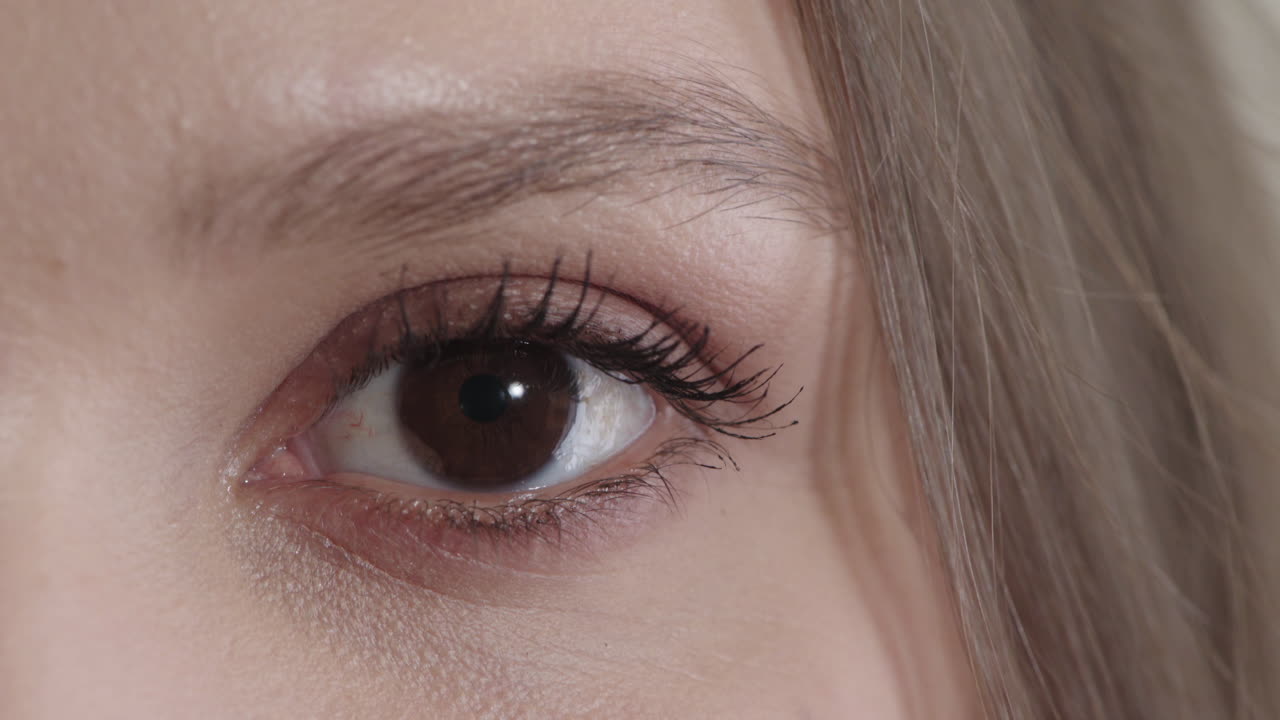 가까이 쳐다보는 아름다운 여성, 카메라를 바라보는 눈을 열고, 인간의 아름다움, 건강한 시력