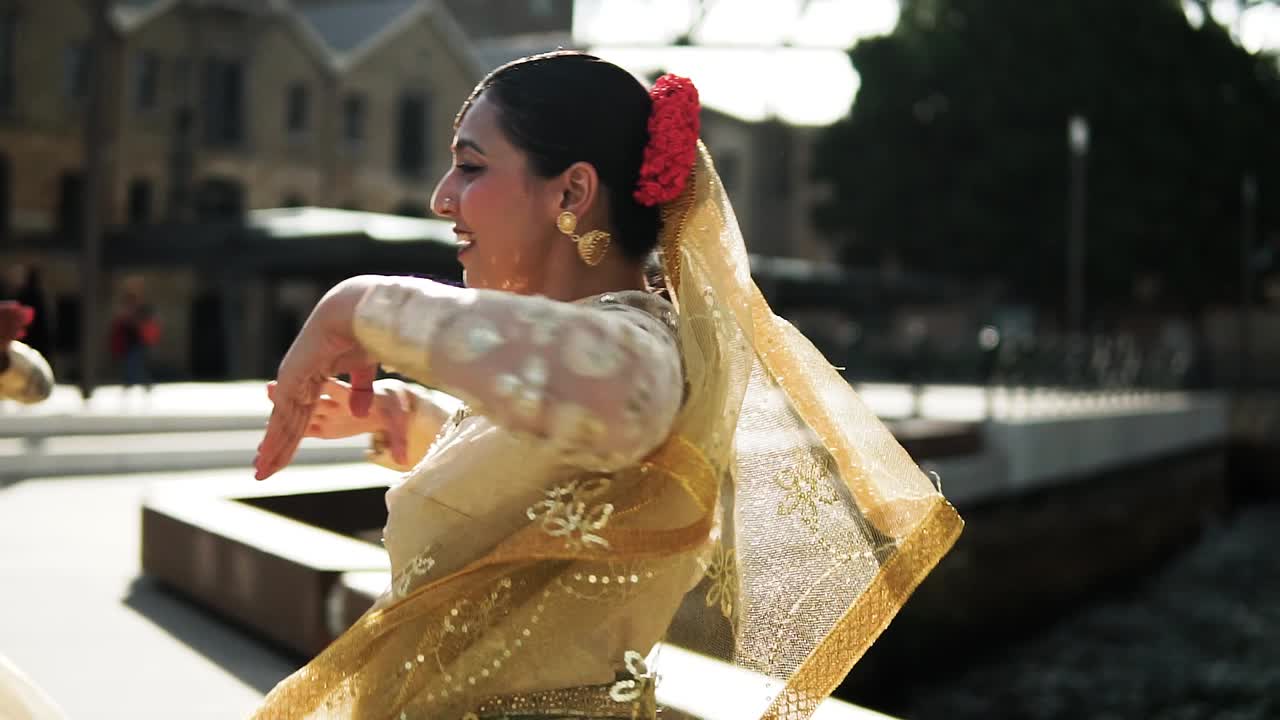 Donna nativa dell'Asia meridionale che esegue una danza classica indiana vicino all'Harbour Bridge a Sydney, Australia