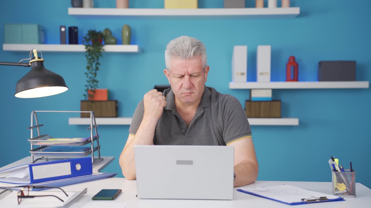 el hombre de la oficina en casa actúa inteligente y inteligente.