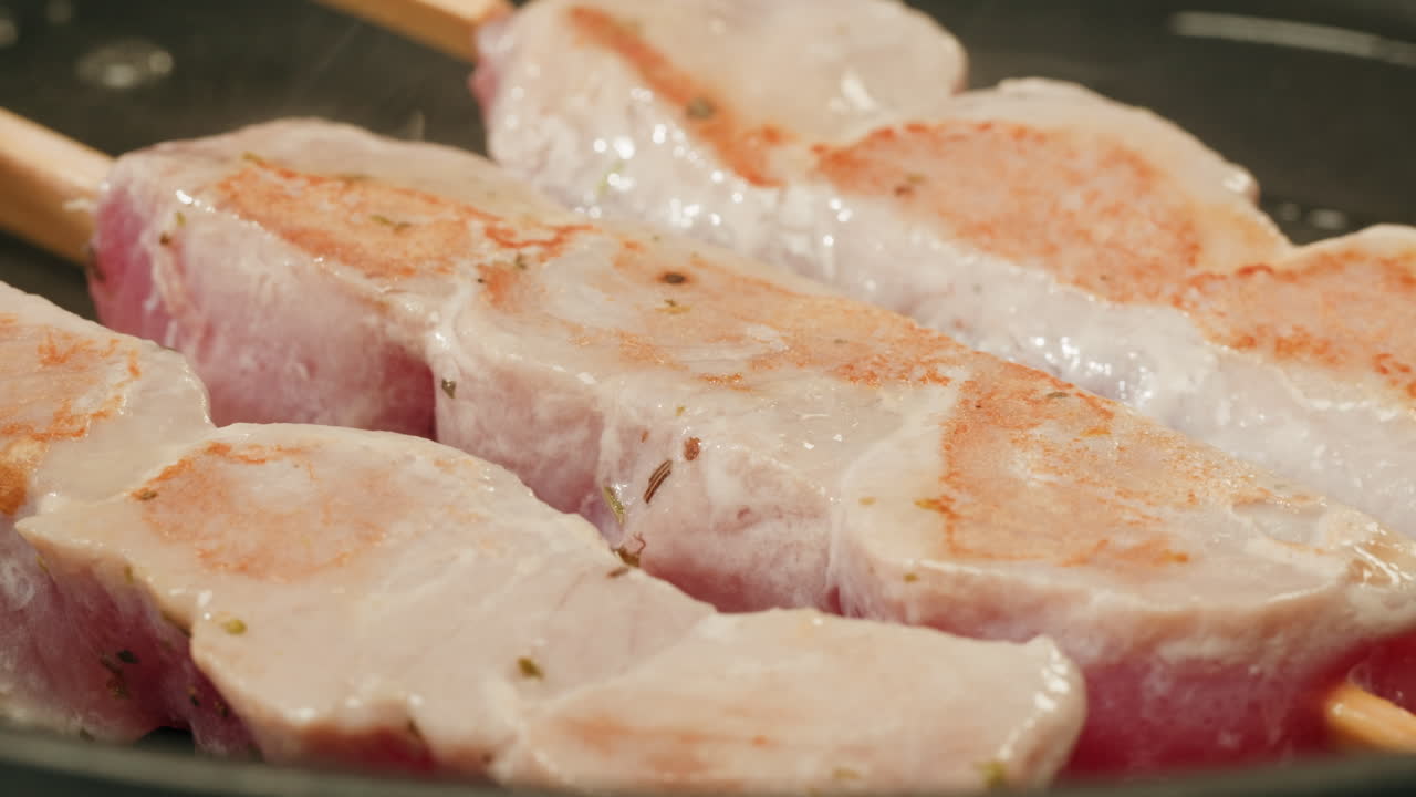 Cooking tuna skewers in a pan