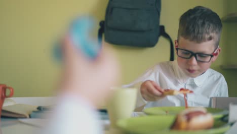 un escolar come pizza fresca y un amigo con un girador en la mesa