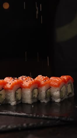 rollos de sushi de salmón