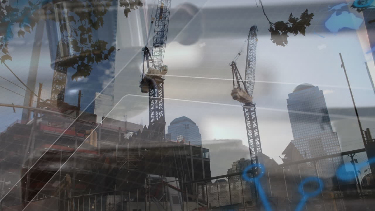 animación de la interfaz con el procesamiento de datos sobre el sitio de construcción contra el martillo golpeando