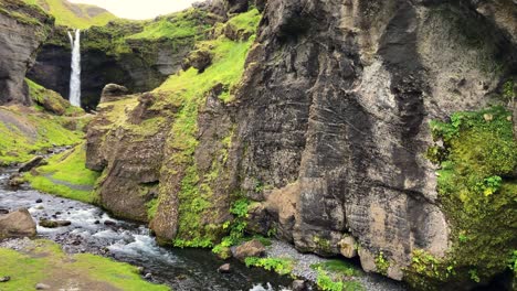 Cascada-De-Kvernufoss-Que-Fluye-Del-Acantilado-En-Islandia-En-Verano