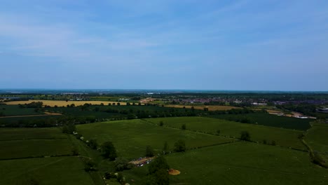 Panorámica-Aérea-De-Gran-Angular-Sobre-La-Pintoresca-Campiña-Inglesa-A-La-Sombra-De-La-Hora-Azul,-Espacio-Para-Texto