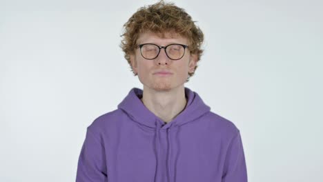 joven pelirrojo serio, fondo blanco