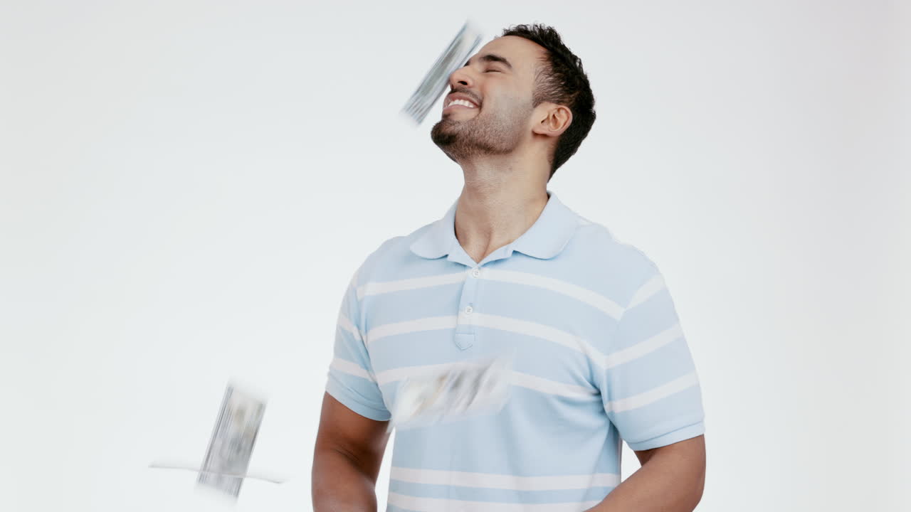 행복하고, 승자이고, 돈이 많은 사람이 스튜디오에서 비를 내리고 있습니다.