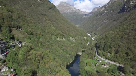 vista aérea del pueblo medieval de corippo en las montañas, pequeño pueblo de montaña en ticino corippo, valle de verzasca, suiza