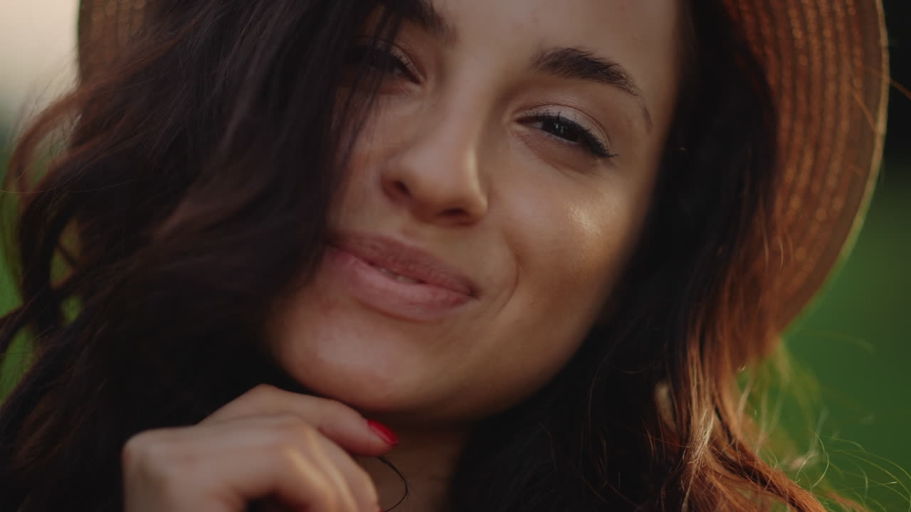 Splendido volto di donna in posa all'aperto al tramonto. Ritratto di bella modella