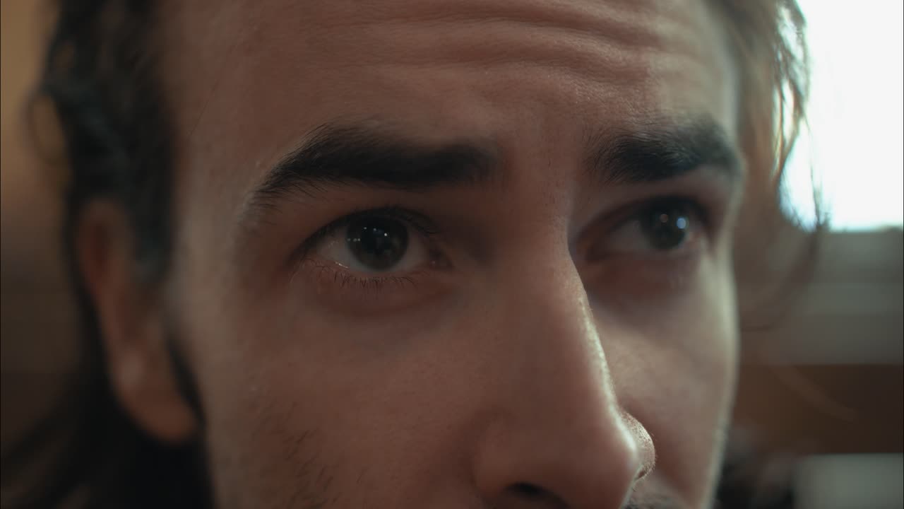 ojos de un hombre emocional, angustiado y triste en la iglesia en cámara lenta cinematográfica