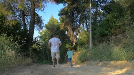 Hombre-Y-Niño-Corriendo-Por-El-Camino-Rural