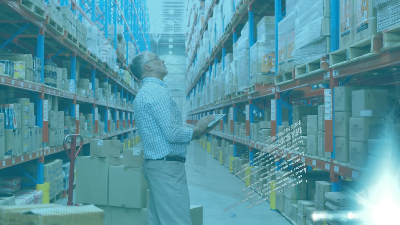 обработка данных против старшего мужского руководителя с помощью цифрового планшета на складе