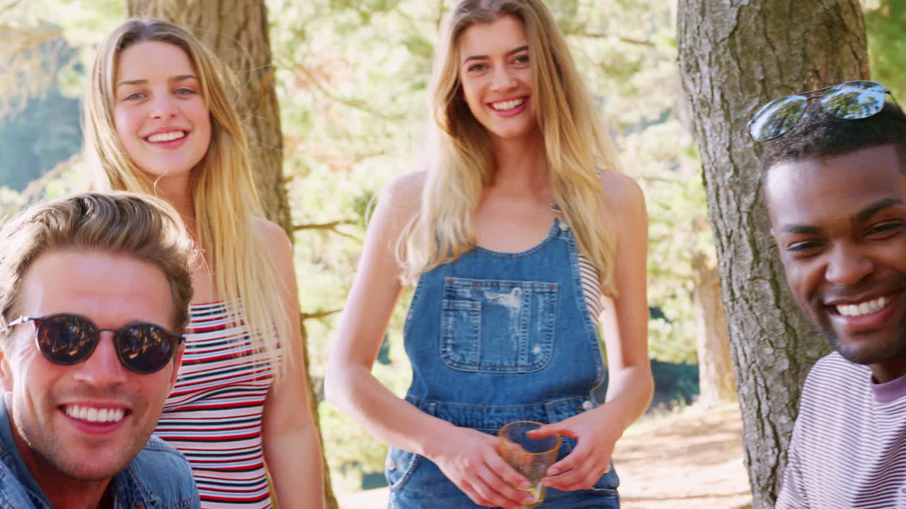 호수 에 앉아 있는 친구 들 이 카메라 에 미소 짓고 있다