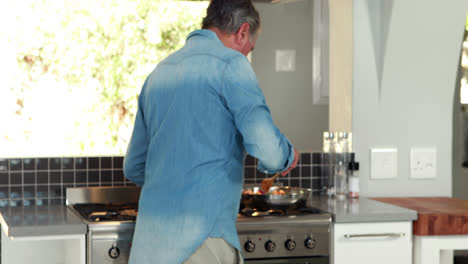 una pareja feliz haciendo una ensalada.