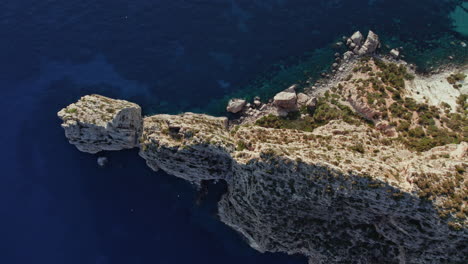 paisaje escarpado en punta roja en ibiza, españa - de arriba hacia abajo