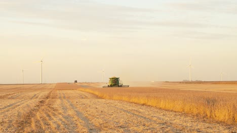 Farm-Im-Mittleren-Westen,-Die-Am-Frühen-Oktoberabend-Geerntet-Wird