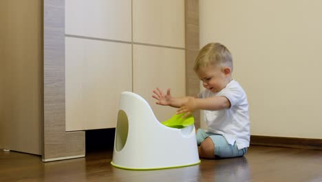 el niño aprende el mundo y juega con el baño.