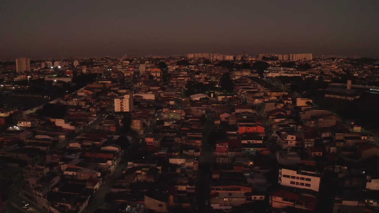 Sorvolo aereo della città di San Paolo dopo il tramonto, al crepuscolo, in Brasile, Sud America.