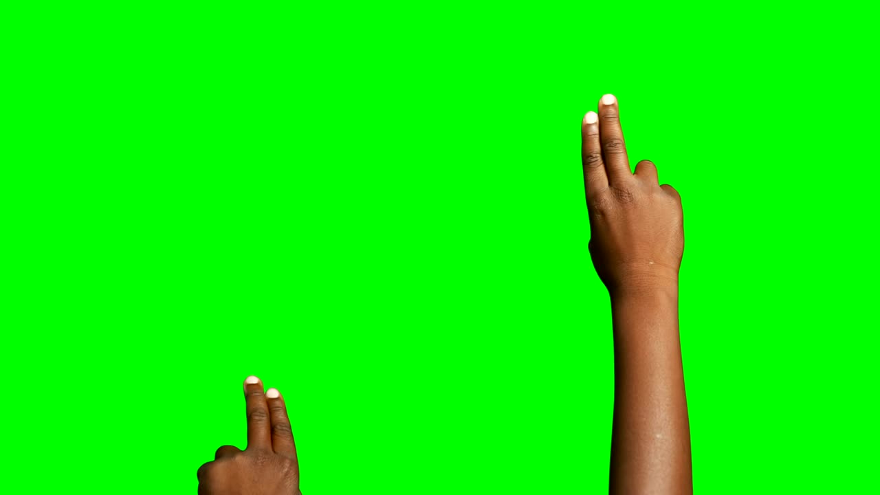 Persona che fa un gesto con la mano su sfondo green screen