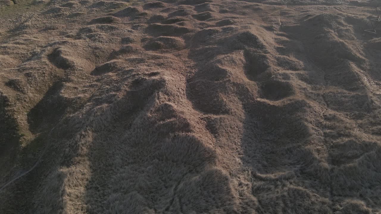 dunas de arena en el hermoso tiempo de la tarde, toma de órbita aérea