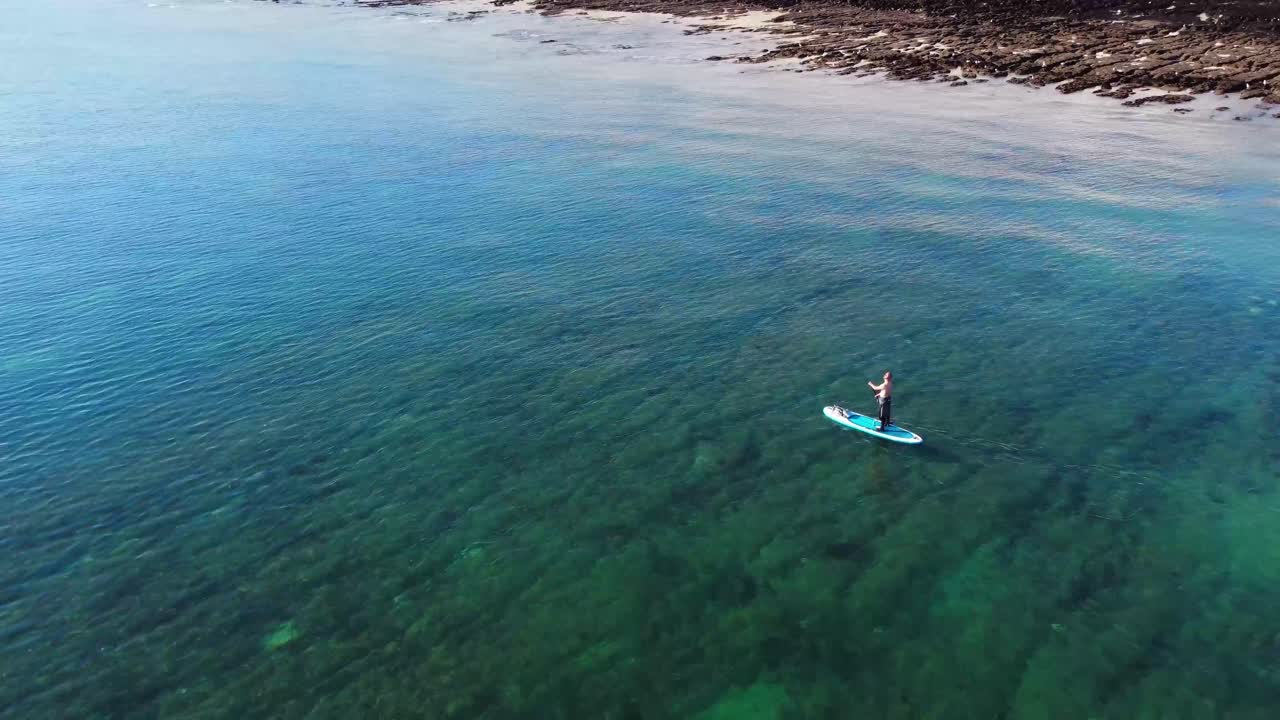 paddle surf en solitario frente a la costa sureste de inglaterra