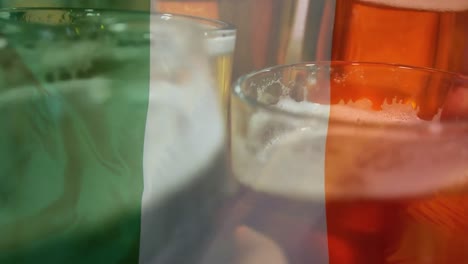 amigos brindando cerveza con una bandera irlandesa