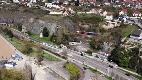 Tren-De-Alta-Velocidad-Con-Tráfico-Que-Pasa-Por-Túneles