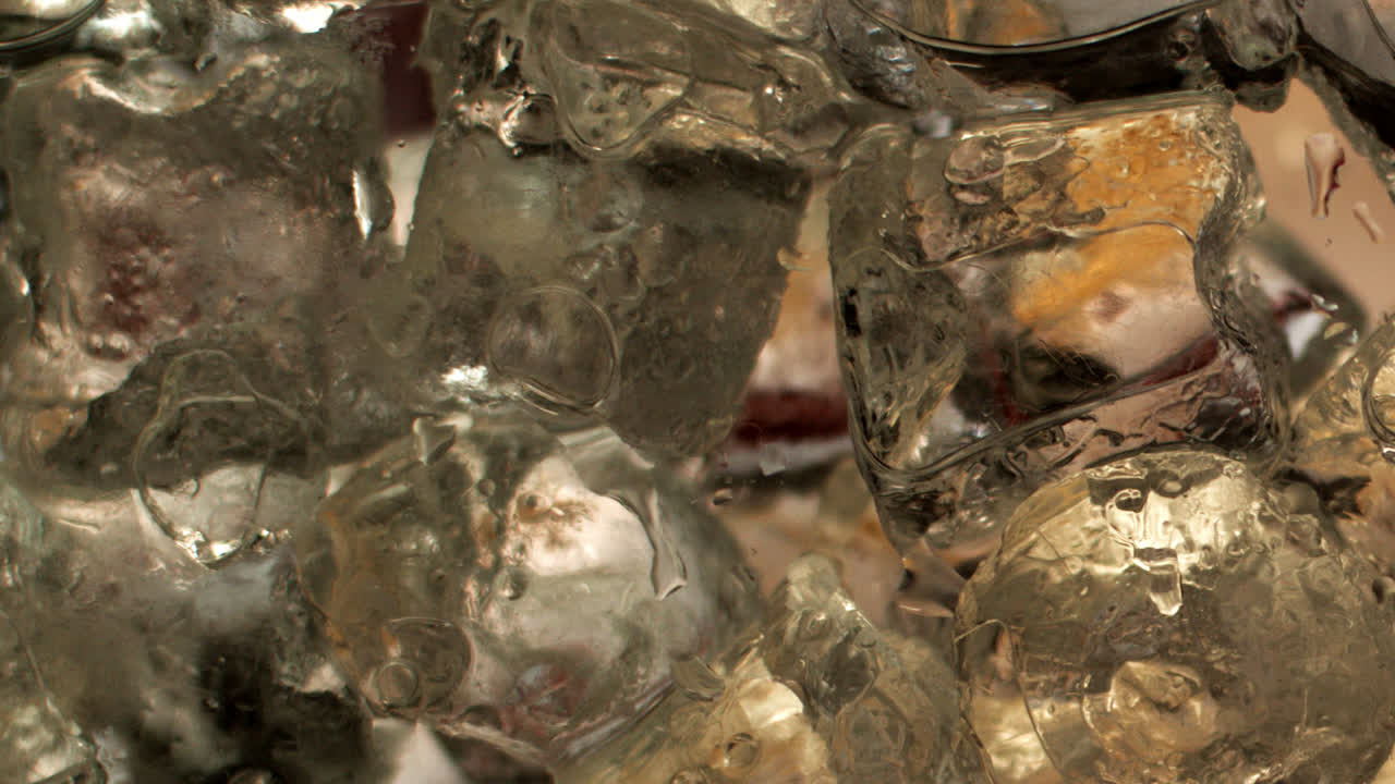 ingredientes del cóctel en cubitos de hielo extreme close-up-4