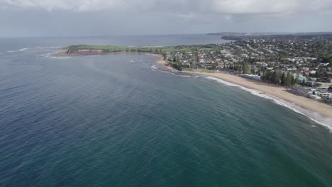 Vista-Aérea-Sobre-La-Playa-De-Collaroy-Con-Un-Idílico-Paisaje-Marino-En-Nsw,-Australia---Disparo-De-Drones